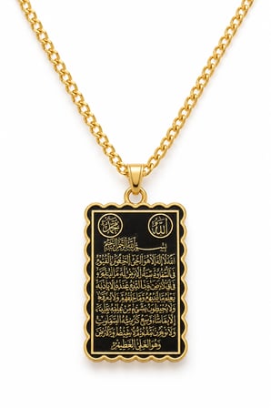Ayetel Kürsi Yazılı Dikdörtgen Kolye – Siyah Zemin Gold Renk Dini Temalı Kolye