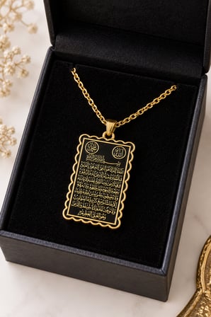 Ayetel Kürsi Yazılı Dikdörtgen Kolye – Siyah Zemin Gold Renk Dini Temalı Kolye