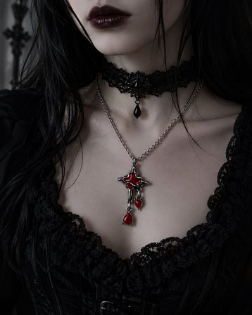 Kırmızı Damla Detaylı Gotik Kolye – Sallantılı Metal Tasarım Boyun Aksesuarı