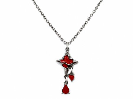 Kırmızı Damla Detaylı Gotik Kolye – Sallantılı Metal Tasarım Boyun Aksesuarı