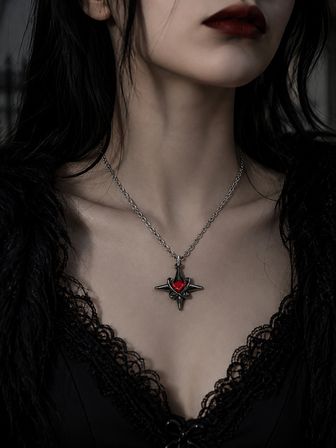 Kırmızı Kalp Detaylı Gotik Pusula Kolye – Koyu Metal Alternatif Stil Kolye