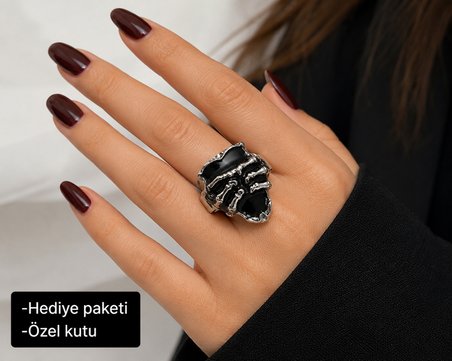 Siyah Kalp Tutan Figürlü Metal Yüzük – Özgün Tasarım Erkek Takı Aksesuar Modeli