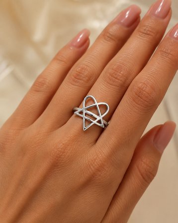 Kadın Heartagram Sembol Tasarımlı Çelik Yüzük – Minimal Gotik ve Alternatif Yüzük