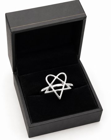 Kadın Heartagram Sembol Tasarımlı Çelik Yüzük – Minimal Gotik ve Alternatif Yüzük