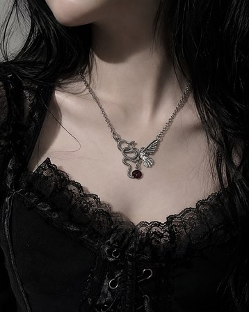 Gotik Yılan ve Kelebek Figürlü Kırmızı Taş Detaylı Gümüş Renk Kolye