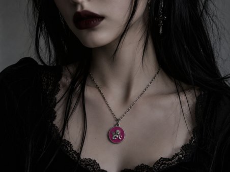 Pembe Melek Figürlü Gotik Kolye – Alternatif Tarz Yuvarlak Madalyon Kolye