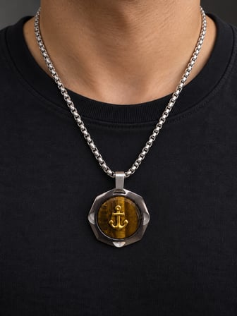 Gold Renk Çapa Figürlü Kaplan Gözü Görünümlü Çelik Kolye – Şık Tasarım