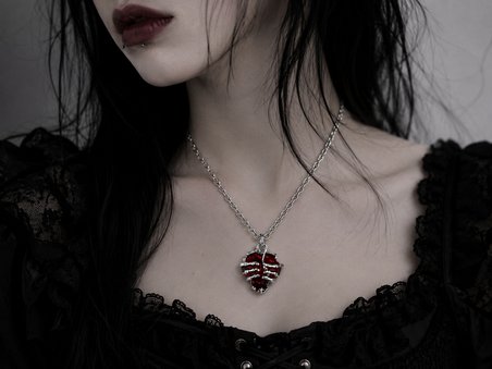 Kırmızı Kalp ve İskelet El Figürlü Gotik Kolye – Alternatif Tarz Metal Kolye
