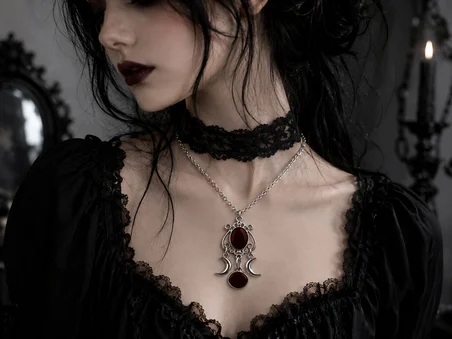 Bordo Detaylı Çift Hilal Figürlü Gotik Kolye – Mistik Vintage Tarz Kolye