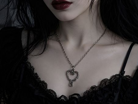 Gotik Anatomik Kalp Figürlü Metal Kolye – Karanlık Stil Özel Tasarım Aksesuar