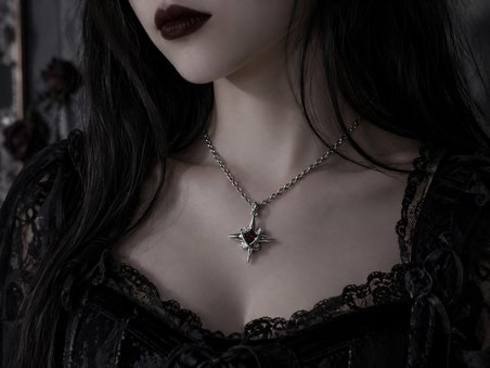 Kırmızı Detaylı Gotik Sembol Figürlü Kolye – Gümüş Renk Zincirli Aksesuar