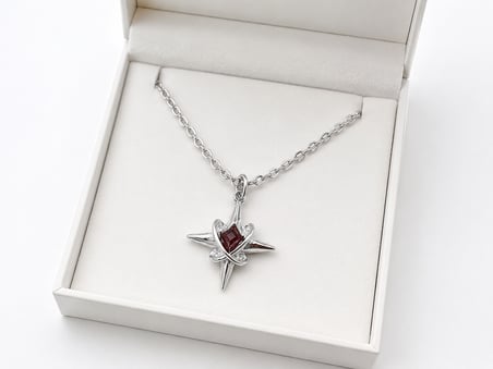 Kırmızı Detaylı Gotik Sembol Figürlü Kolye – Gümüş Renk Zincirli Aksesuar