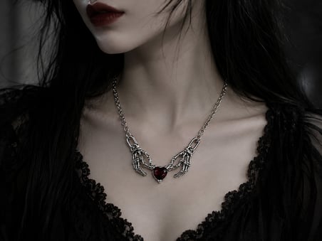 Gotik İskelet El ve Kırmızı Kalp Figürlü Kolye – Karanlık Stil Takı Aksesuarı