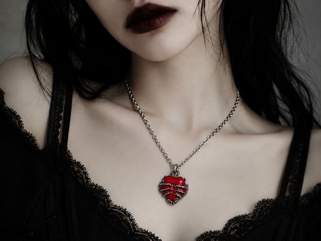 Kırmızı Kalp ve İskelet El Figürlü Gotik Kolye – Alternatif Tarz Metal Kolye