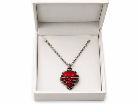 Kırmızı Kalp ve İskelet El Figürlü Gotik Kolye – Alternatif Tarz Metal Kolye