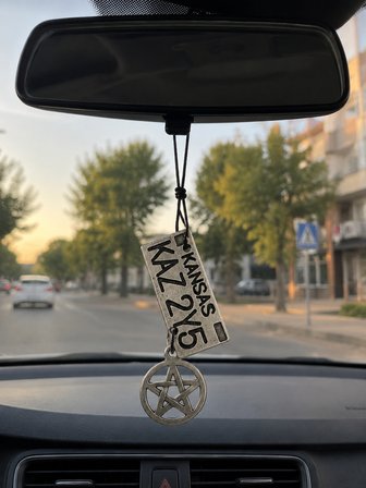 Kansas Plakalı Pentagram Figürlü Metal Araba Dikiz Aynası Süsü – Gotik Araç Dekoru