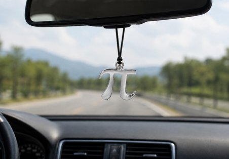 Pi (π) Matematik Sembolü Metal Araba Dikiz Aynası Süsü – Minimalist Oto Aksesuar
