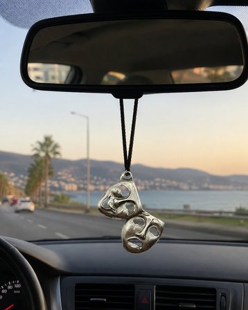 Tiyatro Maskesi Figürlü Araba Dikiz Aynası Süsü – Sanatseverlere Özel Oto Aksesuarı