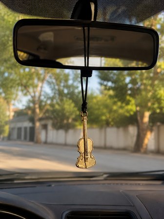 Keman Figürlü Dikiz Aynası Araba Süsü – Dekoratif Müzik Temalı Araç Aksesuarı