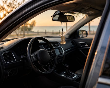Keman Figürlü Dikiz Aynası Araba Süsü – Dekoratif Müzik Temalı Araç Aksesuarı