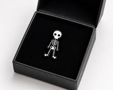 Sevimli İskelet Figürlü Siyah Beyaz Metal Rozet Pin – Çanta Ceket Aksesuarı