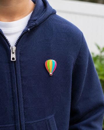 Renkli Sıcak Hava Balonu Figürlü Rozet – Canlı Tasarımlı Aksesuar Hediyesi