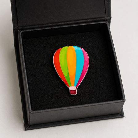 Renkli Sıcak Hava Balonu Figürlü Rozet – Canlı Tasarımlı Aksesuar Hediyesi