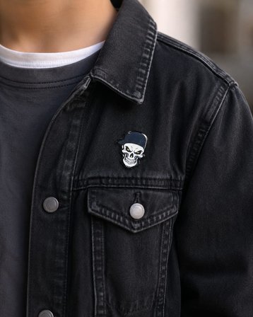 Şapkalı Kuru Kafa Figürlü Rozet Pin – Rock Tarzı Çanta ve Ceket Aksesuarı