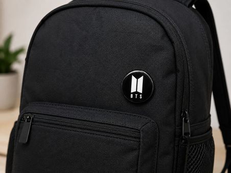 BTS Logo Tasarımlı Siyah Rozet – Çanta, Ceket ve Kıyafet İçin Fan Aksesuarı