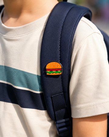 Hamburger Figürlü Renkli Rozet Pin – Eğlenceli Günlük Çanta Ceket Aksesuarı