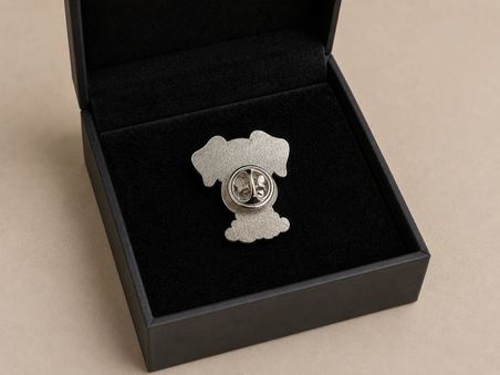 Sevimli Benekli Köpek Figürlü Metal Rozet – Çanta ve Kıyafet Aksesuarı