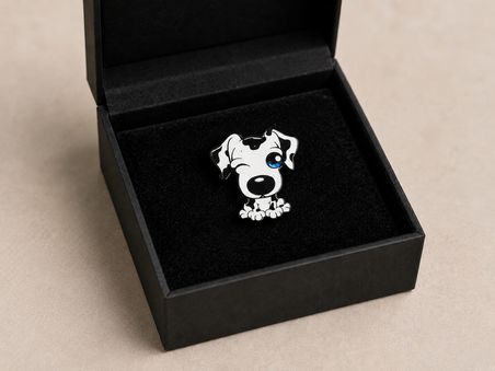 Sevimli Benekli Köpek Figürlü Metal Rozet – Çanta ve Kıyafet Aksesuarı