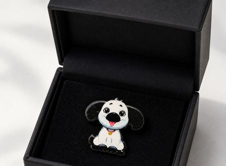 Sevimli Siyah Beyaz Köpek Figürlü Metal Rozet – Çanta ve Kıyafet Aksesuarı