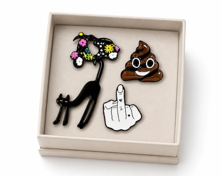 Mizah Temalı 4'lü Metal Rozet Seti – Kedi, Emoji, El İşareti ve Sanatsal Figür Rozet