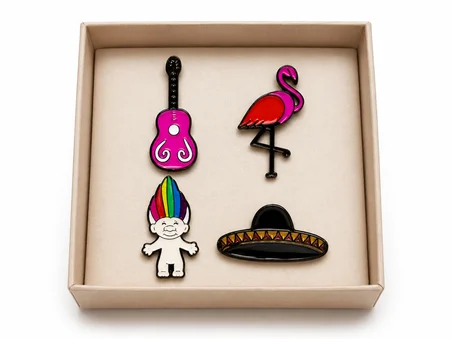 Renkli Retro Figürler 4'lü Metal Rozet Seti – Gitar, Flamingo, Troll ve Sombrero
