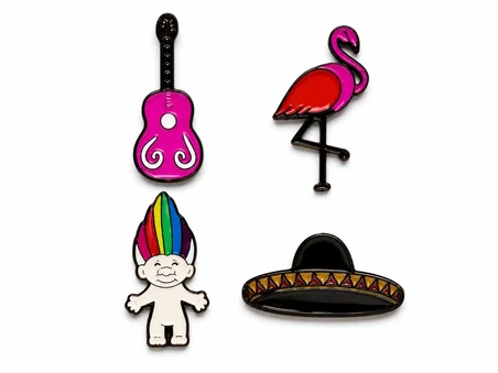 Renkli Retro Figürler 4'lü Metal Rozet Seti – Gitar, Flamingo, Troll ve Sombrero