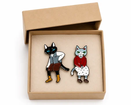 Sevimli Kedi Çifti 2'li Metal Rozet Seti – Çizgi Karakter Emaye Broş Pin