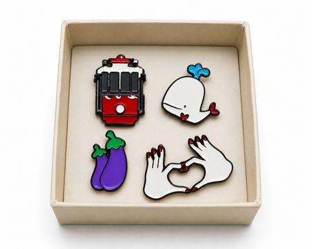Eğlenceli Pop Art 4'lü Metal Emaye Rozet Set–Tramvay, Balina, Kalp El ve Patlıcan