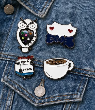 4'lü Metal Rozet Seti – Baykuş, Kedi, Kahve ve Süt Kutusu Tasarımlı Pin Rozet