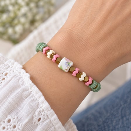 Mint Yeşili Pembe Boncuklu Bileklik – Gold Detaylı Çiçek Desenli Şık Aksesuar