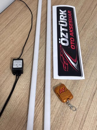 Cam Kenarı Yanıp Sönen LED Lamba 2’li – Uzaktan Kumandalı, 12 Modlu, Sarı Işık (12V)