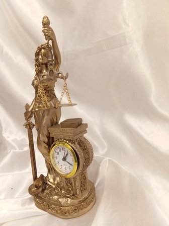 Adalet Kadın Dekoratif Avukat Hakim Heykeli Themis Saatli Terazi Savcı 25*12 gold