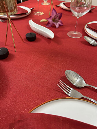 Çeyizlik Piko Sarma Detaylı Dertsiz Masa Örtüsü Simli Kırmızı