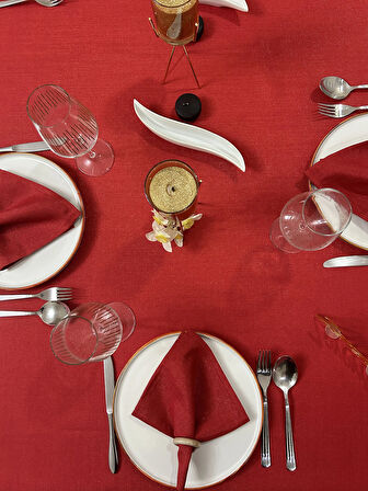 Çeyizlik Piko Sarma Detaylı Dertsiz Masa Örtüsü Simli Kırmızı