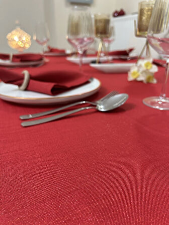 Çeyizlik Piko Sarma Detaylı Dertsiz Masa Örtüsü Simli Kırmızı