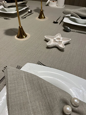 Çeyizlik Piko Sarma Detaylı Dertsiz Masa Örtüsü Simsiz Taş