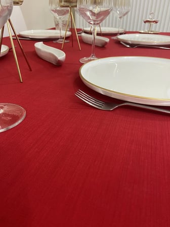 Çeyizlik Piko Sarma Gold Detaylı Dertsiz Masa Örtüsü Simsiz Kırmızı