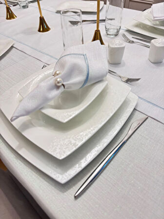 Çeyizlik Piko Sarma Mavi Detaylı Dertsiz Masa Örtüsü Simli Beyaz