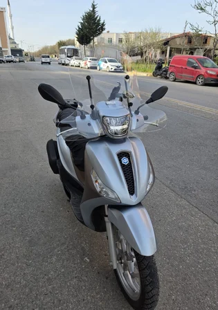MOTOCAM Piaggio Medley S 150 Ön Cam 2021-2026 Model 56cm Şeffaf Renkli Elcikli APARATSIZDIR
