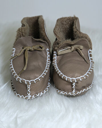 Unisex Bebek %100 Hakiki Deri El Yapımı Bebek Patiği | Yumuşak, Sıcak ve Rahat Ayakkabı Parlak Kahverengi